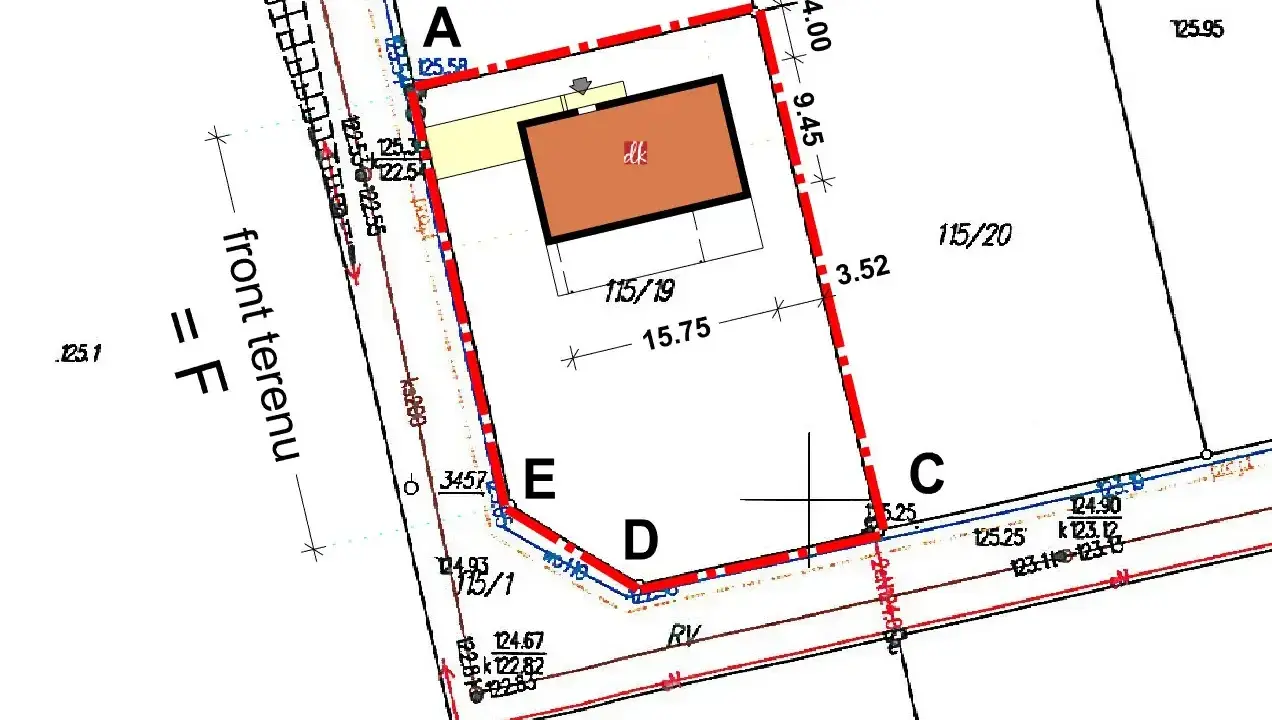 Plan działki z zaznaczonym budynkiem i wymiarami. Widać granice działki (wz. ABCD E) oraz front terenu.