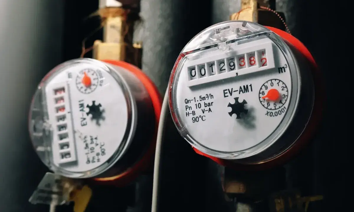 Nowe wodomierze w bloku czekają na odczyt. Wymiana wodomierzy w bloku to ważny etap modernizacji.