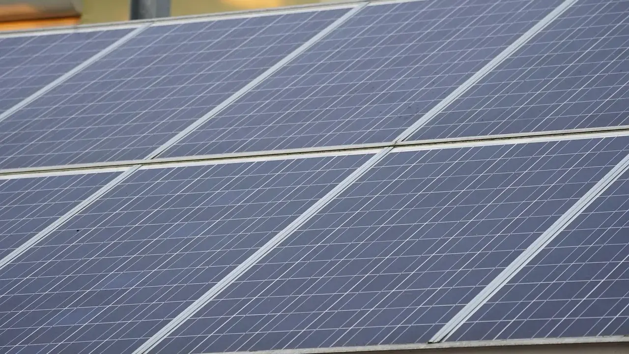 Panele fotowoltaiczne na dachu, działające na fotowoltaika na starych zasadach, zbierają energię słoneczną.
