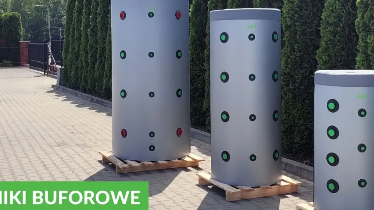 Trzy cylindryczne bufory ciepła DAS. Duży bufor ciepła 1000l na ile wystarczy? Zależy od potrzeb domu.