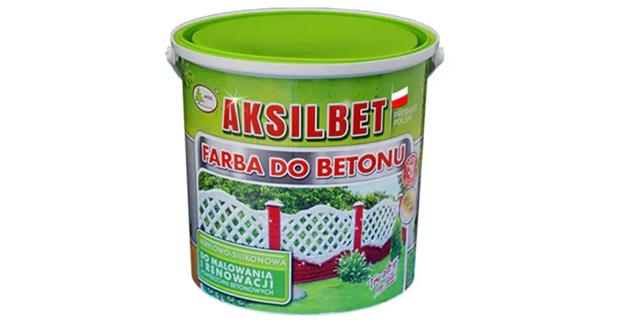 Jaka farba do betonu na zewnątrz? Pojemnik farby Aksamit do malowania i renowacji powierzchni betonowych, z widokiem na biały płotek.
