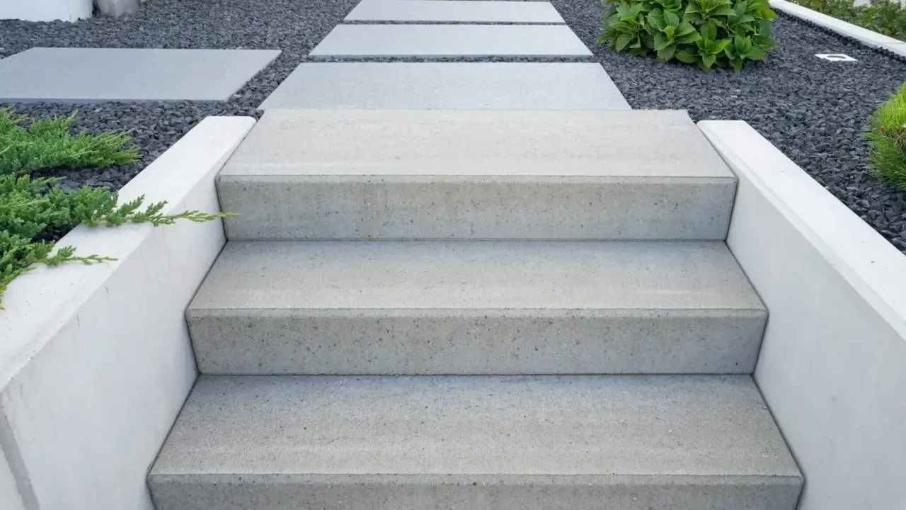 Nowoczesne beton dekoracyjny na schody zewnętrzne, prowadzące przez kamienny ogród.