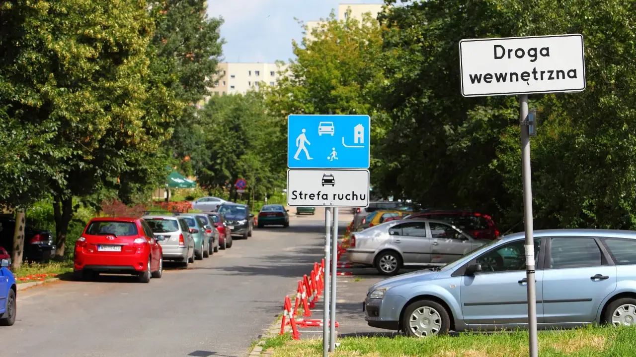Znak "Droga wewnętrzna" informuje o przepisach ruchu na osiedlowej uliczce.