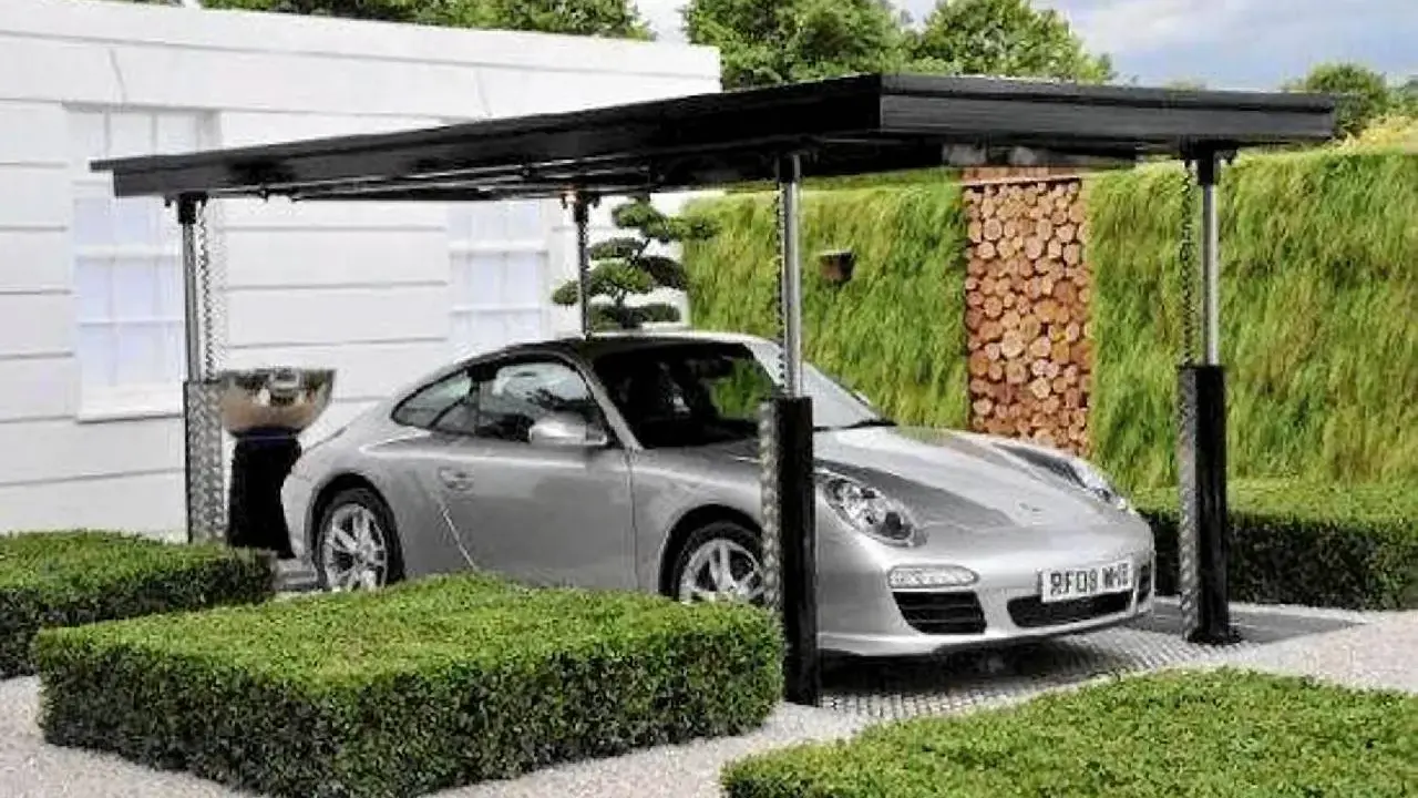 Srebrne Porsche pod nowoczesną wiatą, która może być częścią domu z garażem podziemnym.
