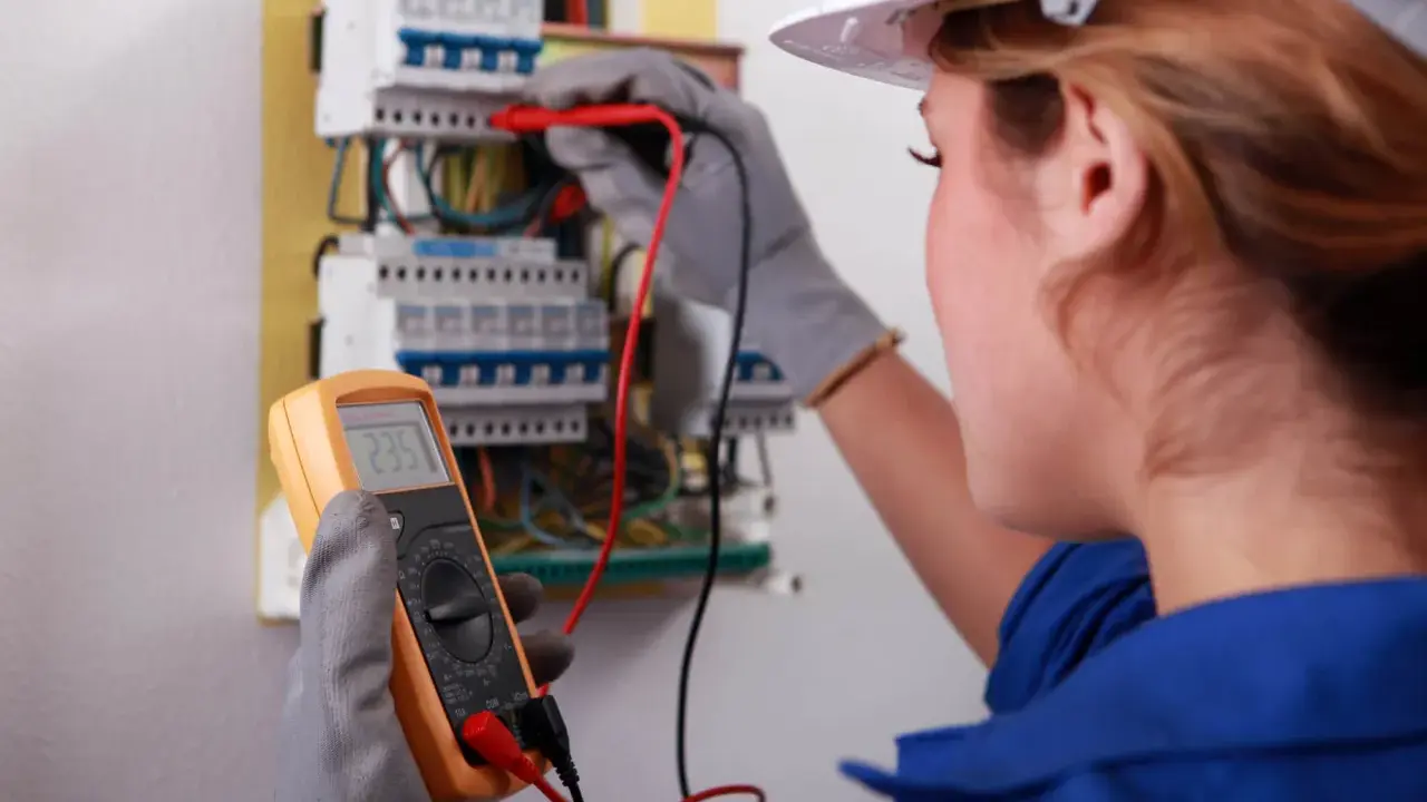 Elektryk sprawdza instalację multimetrem. Dowiedz się, ile kosztują pomiary elektryczne.