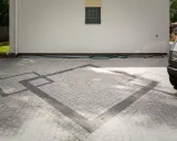 Nowoczesny wzór z kostki brukowej. Sprawdź ceny układania kostki brukowej i stwórz unikalny podjazd.