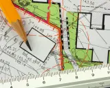 Ołówek i linijka na mapie geodezyjnej. Plan działki z wymiarami, pomocny, jak znaleźć działkę po numerze.