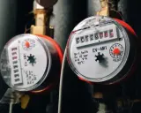 Nowe wodomierze w bloku czekają na odczyt. Wymiana wodomierzy w bloku to ważny etap modernizacji.
