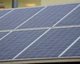 Panele fotowoltaiczne na dachu, działające na fotowoltaika na starych zasadach, zbierają energię słoneczną.