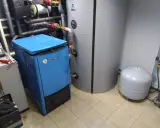 Kotłownia z niebieskim kotłem i dużym zasobnikiem. Jaki bufor do domu 150m2? Ten zestaw wygląda na odpowiedni.