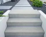 Nowoczesne beton dekoracyjny na schody zewnętrzne, prowadzące przez kamienny ogród.