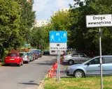 Znak "Droga wewnętrzna" informuje o przepisach ruchu na osiedlowej uliczce.
