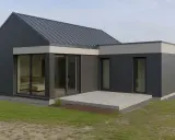Nowoczesna dobudówka do starego domu, z dużymi przeszkleniami i grafitową elewacją. Projekty architektoniczne.