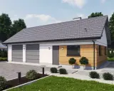 Nowoczesny projekt budynku gospodarczego z dwoma garażami, drewnianą elewacją i zadbanym ogrodem.