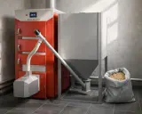 Nowoczesny piec na pellet STALMARK z zasobnikiem i workiem pelletu. Idealny wybór, jeśli szukasz, jaki piec na pellet wybrać.