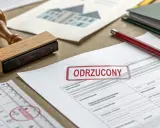 Stempel z napisem "ODRZUCONY" na dokumentach. Gdy zgłosić samowolę budowlaną, warto wiedzieć, jakie dokumenty mogą zostać odrzucone.