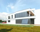 Nowoczesne projekty bliźniaków do 100m2. Biały dom z szarymi panelami, czerwony samochód pod wiatą.