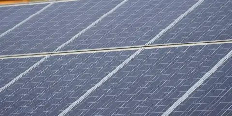 Panele fotowoltaiczne na dachu, działające na fotowoltaika na starych zasadach, zbierają energię słoneczną.