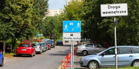 Znak "Droga wewnętrzna" informuje o przepisach ruchu na osiedlowej uliczce.