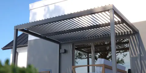 Nowoczesny pomysł na zadaszenie tarasu z regulowanymi lamelami, idealny do stworzenia strefy relaksu.