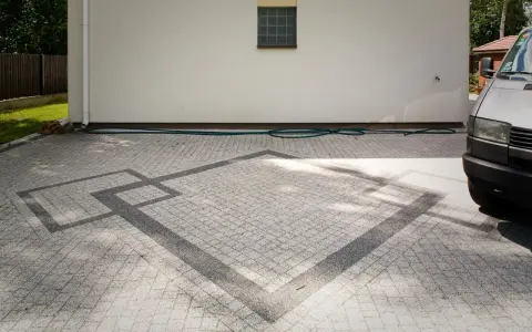 Nowoczesny wzór z kostki brukowej. Sprawdź ceny układania kostki brukowej i stwórz unikalny podjazd.