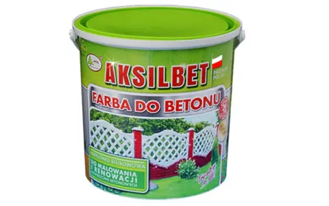 Jaka farba do betonu na zewnątrz? Pojemnik farby Aksamit do malowania i renowacji powierzchni betonowych, z widokiem na biały płotek.