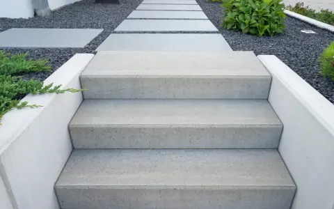 Nowoczesne beton dekoracyjny na schody zewnętrzne, prowadzące przez kamienny ogród.