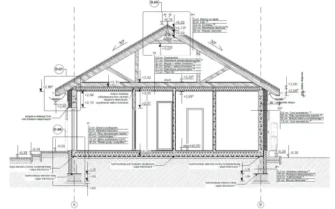 Przekrój poprzeczny budynku z detalami izolacji i konstrukcji. Projekt architektoniczno budowlany przedstawia warstwy ścian, dachu i fundamentów.