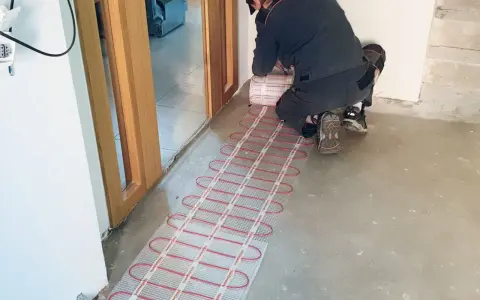 Instalacja ogrzewania podłogowego elektrycznego. Zastanawiasz się nad ogrzewanie podłogowe elektryczne koszty miesięczne? To pierwszy krok do komfortu i oszczędności.
