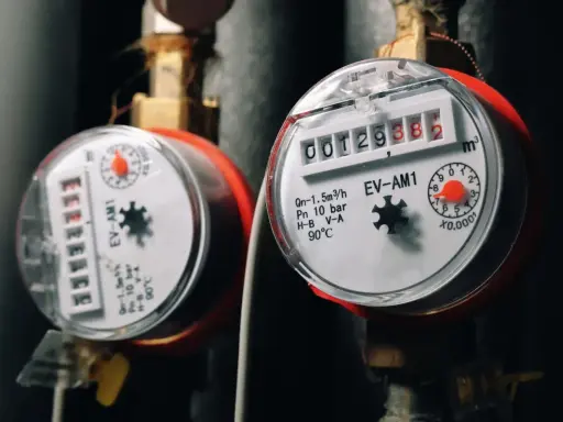Nowe wodomierze w bloku czekają na odczyt. Wymiana wodomierzy w bloku to ważny etap modernizacji.