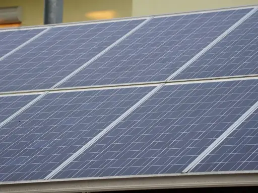 Panele fotowoltaiczne na dachu, działające na fotowoltaika na starych zasadach, zbierają energię słoneczną.
