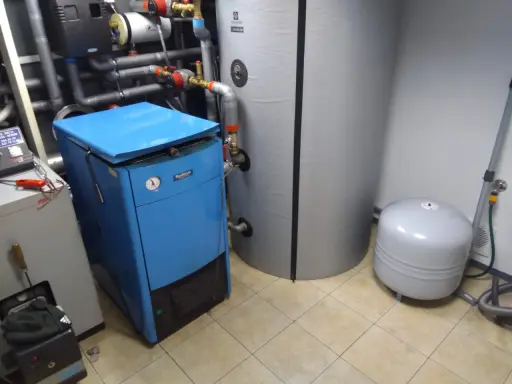Kotłownia z niebieskim kotłem i dużym zasobnikiem. Jaki bufor do domu 150m2? Ten zestaw wygląda na odpowiedni.