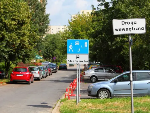 Znak "Droga wewnętrzna" informuje o przepisach ruchu na osiedlowej uliczce.