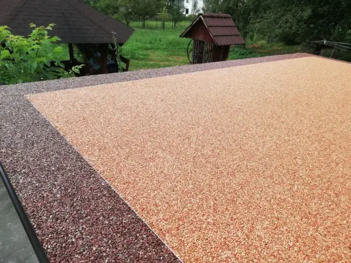 Nowy kamienny dywan na balkon w odcieniach brązu i pomarańczy. Idealny na taras, odporny na warunki atmosferyczne.
