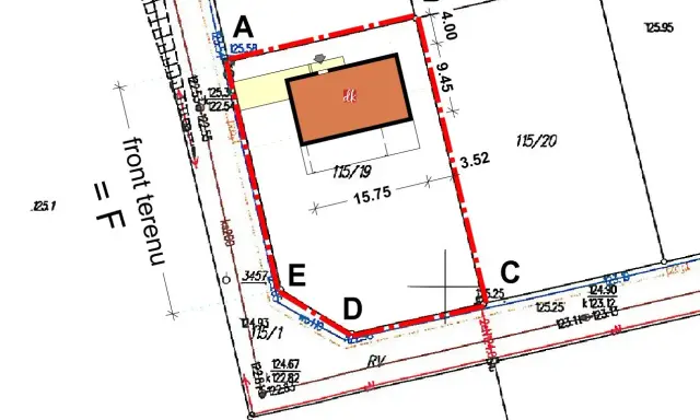 Plan działki z zaznaczonym budynkiem i wymiarami. Widać granice działki (wz. ABCD E) oraz front terenu.