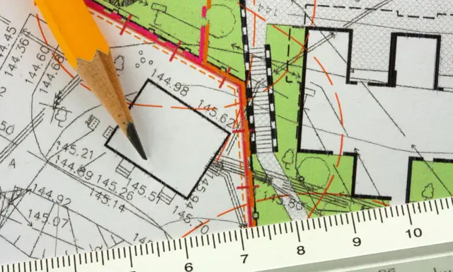 Ołówek i linijka na mapie geodezyjnej. Plan działki z wymiarami, pomocny, jak znaleźć działkę po numerze.