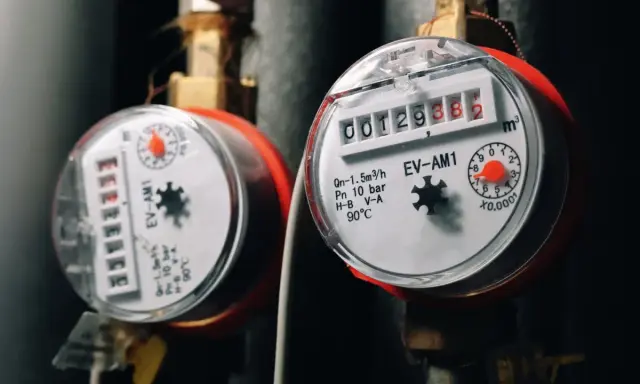 Nowe wodomierze w bloku czekają na odczyt. Wymiana wodomierzy w bloku to ważny etap modernizacji.