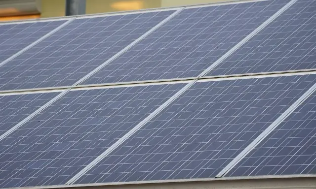 Panele fotowoltaiczne na dachu, działające na fotowoltaika na starych zasadach, zbierają energię słoneczną.