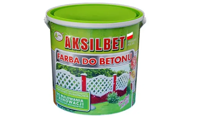 Jaka farba do betonu na zewnątrz? Pojemnik farby Aksamit do malowania i renowacji powierzchni betonowych, z widokiem na biały płotek.