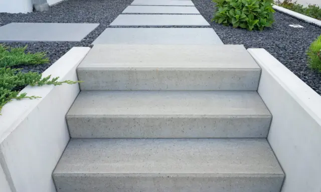 Nowoczesne beton dekoracyjny na schody zewnętrzne, prowadzące przez kamienny ogród.