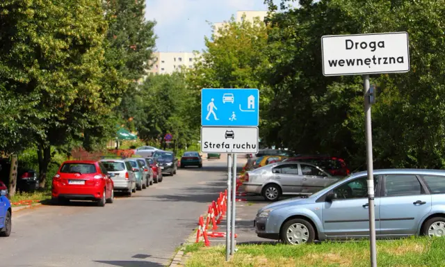 Znak "Droga wewnętrzna" informuje o przepisach ruchu na osiedlowej uliczce.
