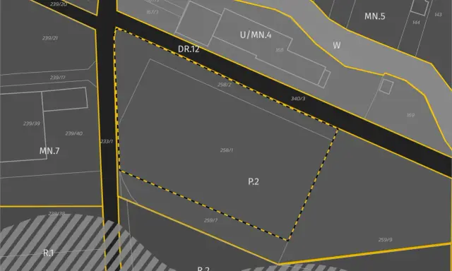 Fragment mapy z oznaczeniami działek i ulic. Dowiedz się, jak sprawdzić plan zagospodarowania przestrzennego działki, analizując takie dokumenty.