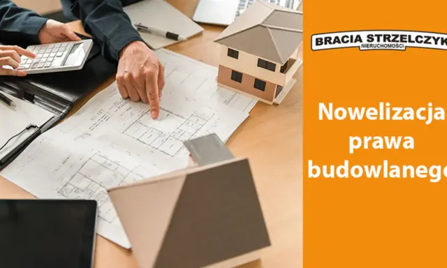 Zespół analizuje plany budowlane i model domu, omawiając nowelizację prawa budowlanego.