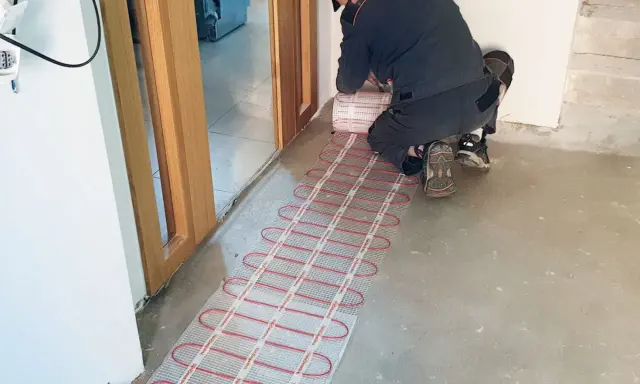 Instalacja ogrzewania podłogowego elektrycznego. Zastanawiasz się nad ogrzewanie podłogowe elektryczne koszty miesięczne? To pierwszy krok do komfortu i oszczędności.