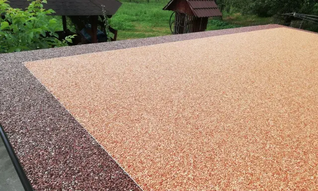 Nowy kamienny dywan na balkon w odcieniach brązu i pomarańczy. Idealny na taras, odporny na warunki atmosferyczne.