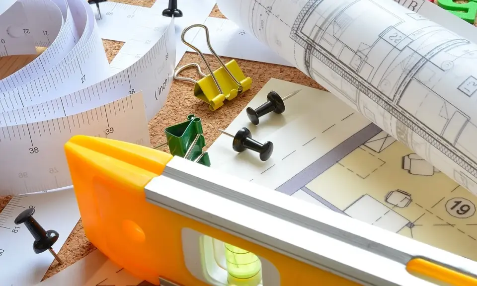Miarka, poziomica i plany architektoniczne. Kluczowe narzędzia do wyznaczania minimalnej szerokości działki budowlanej i precyzyjnego projektowania.