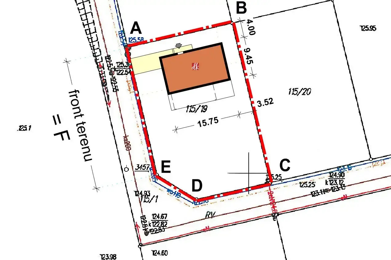 Plan działki z budynkiem. Widoczne wymiary, punkty graniczne (A, B, C, D, E) i oznaczenie 