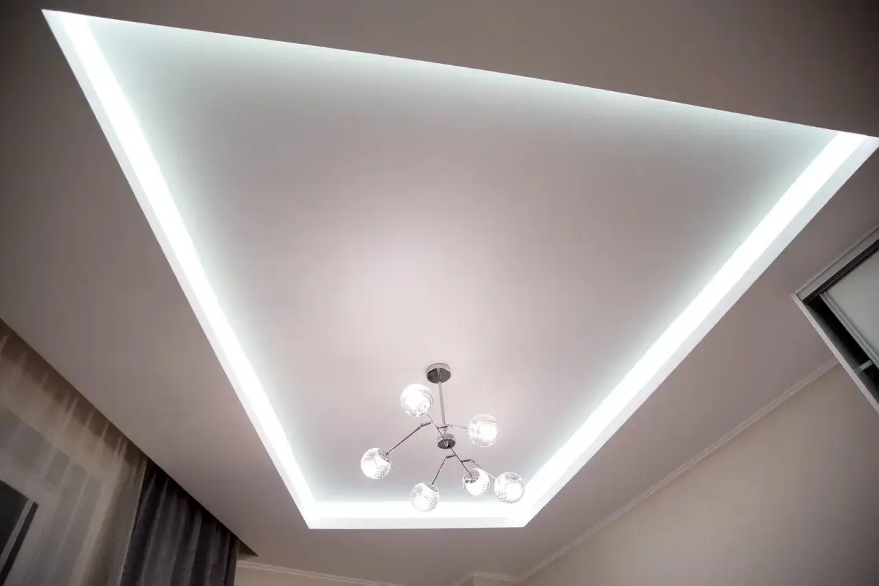 Nowoczesny sufit napinany z podświetleniem LED. Wady? Brak widocznych połączeń, idealnie gładka powierzchnia.