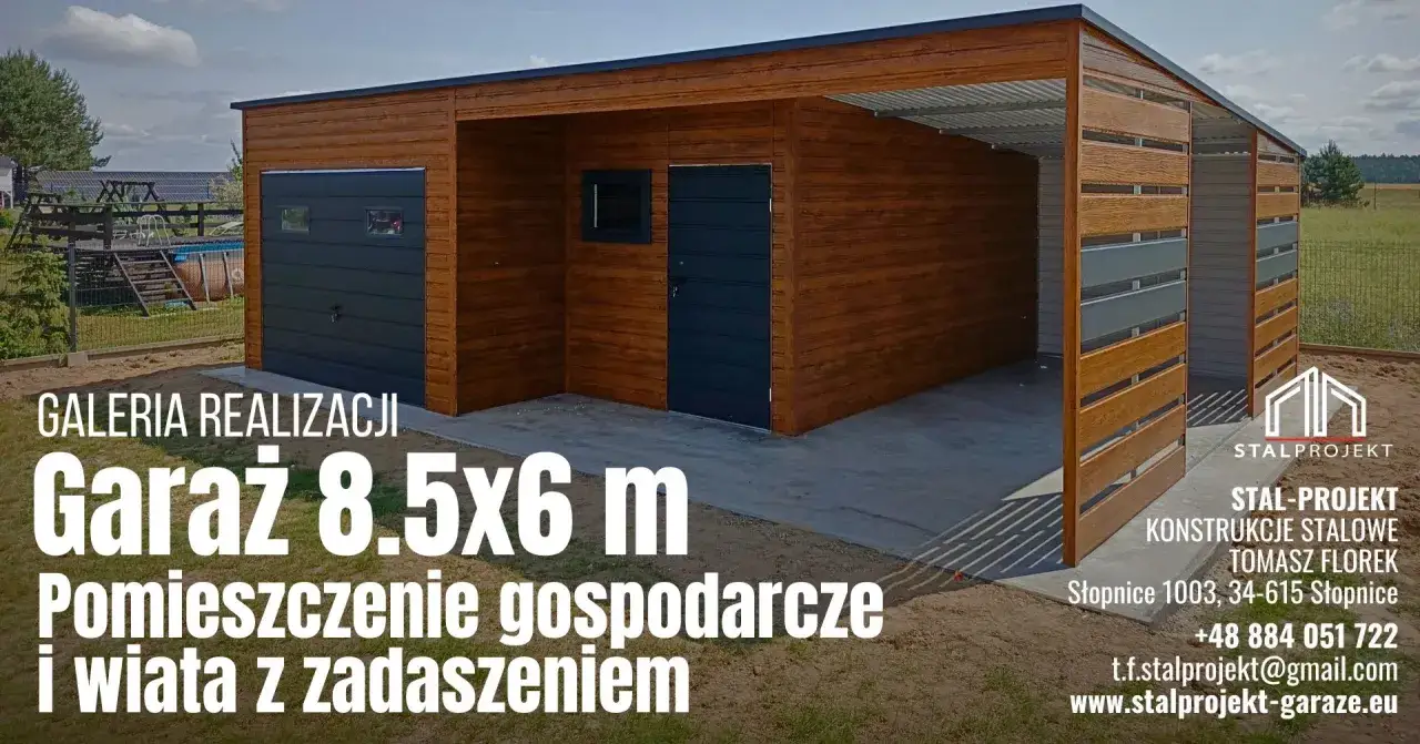 Nowoczesny garaż z wiatą i pomieszczeniem gospodarczym, o wymiarach 8.5x6 m, z drewnopodobną elewacją. Idealne rozwiązanie dla Twojego domu.