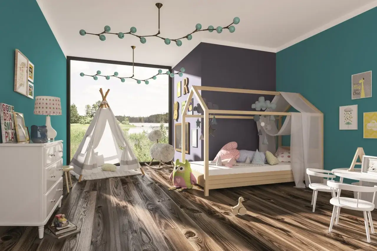 Pok&oacute;j dziecięcy z ł&oacute;żkiem domek, namiotem tipi i meblami. Ściany w kolorach turkusowym i fioletowym. Jakie farby do malowania ścian polecacie?